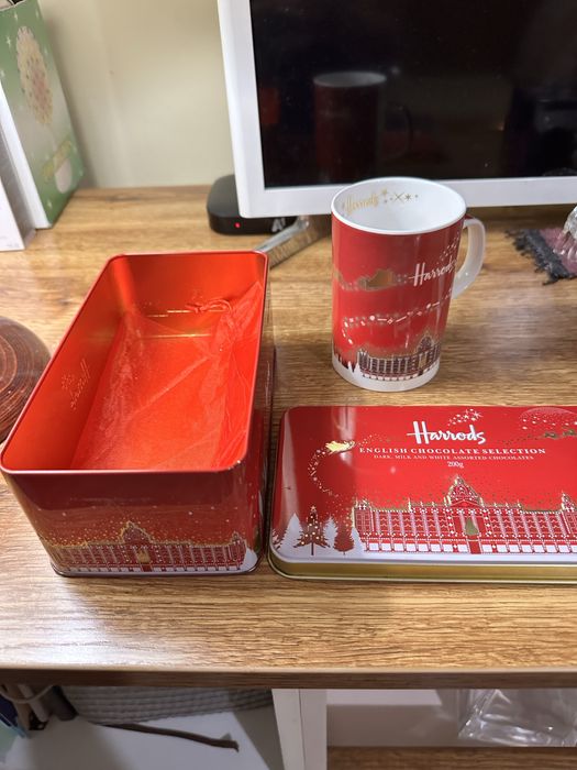Оригинална коледна чаша от Harods, London в коледна кутия. Идеална за