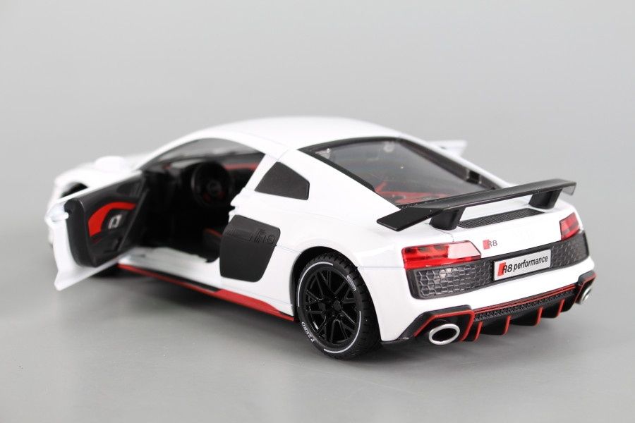 Audi R8 метална кола (1:24) с отварящи се врати с  звук и светлина
