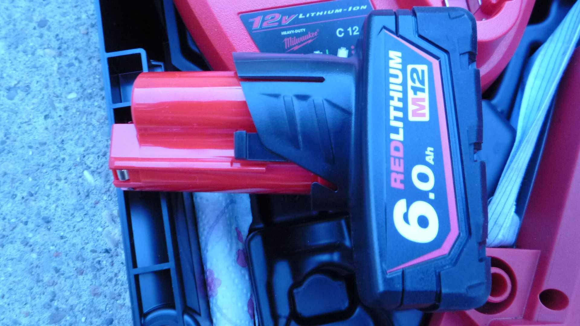 Трион верижен акумулаторен MILWAUKEE M12 FHS-602X