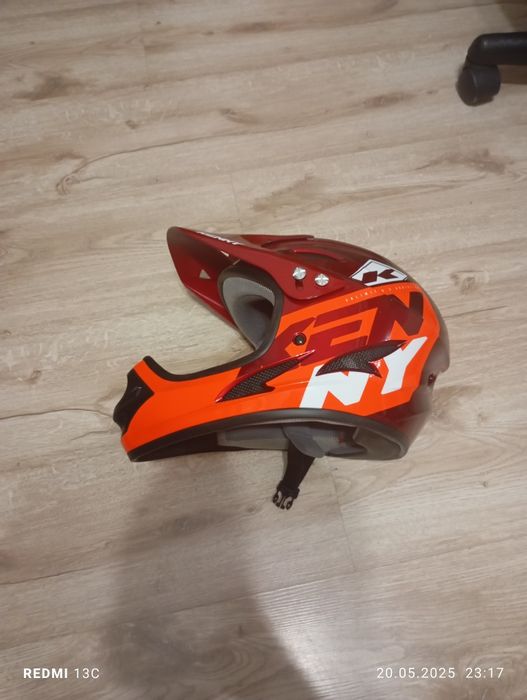 Каска за колело има и очила