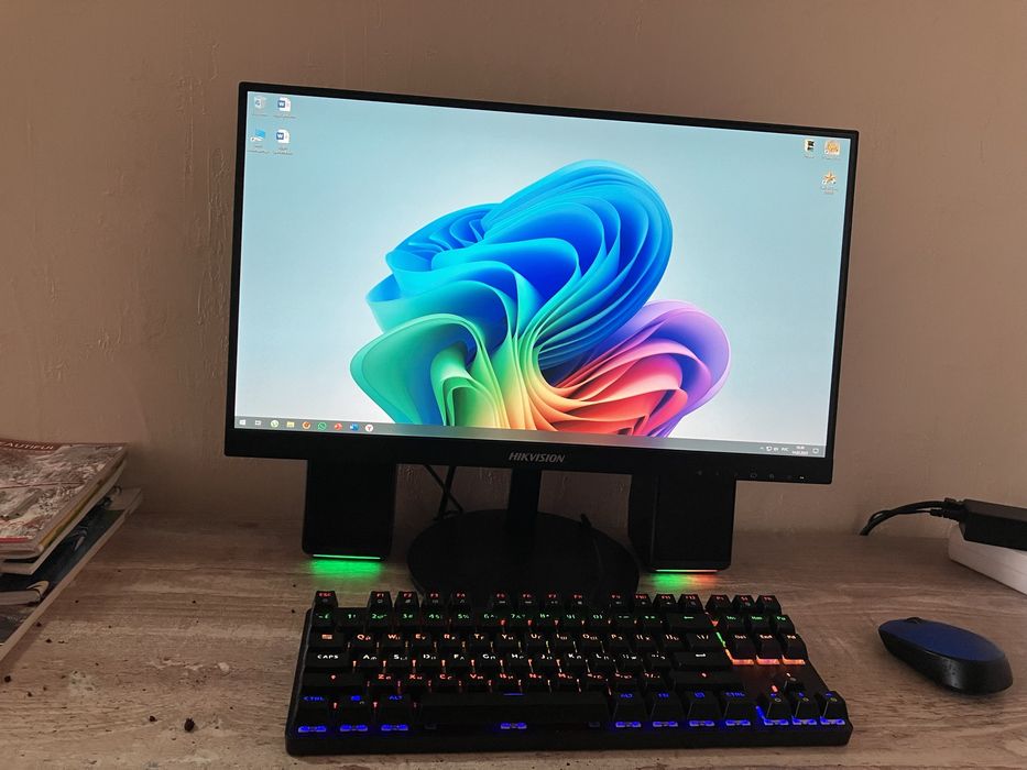 Компьютер в сборе. Системный блок, монитор, клавиатура игровая,колонки