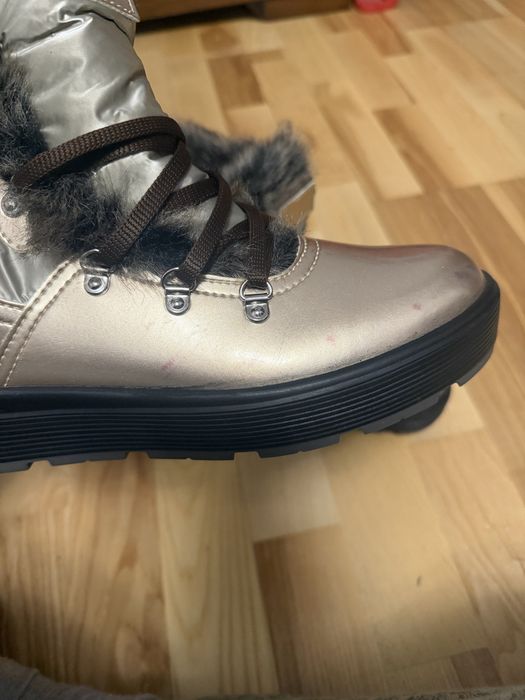 Vând ghete model deosebit