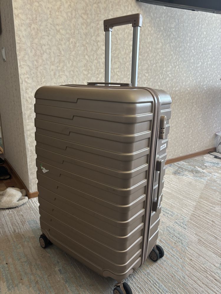 чемодан L размера