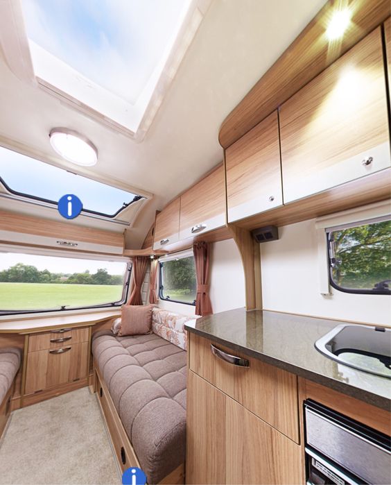 Carvana rulota Pursuit 530-4 cu panouri solare si motor mover