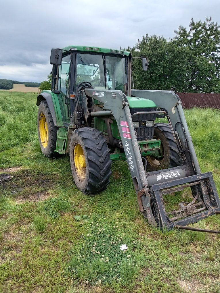 De vânzare tractor cu încărcător frontal