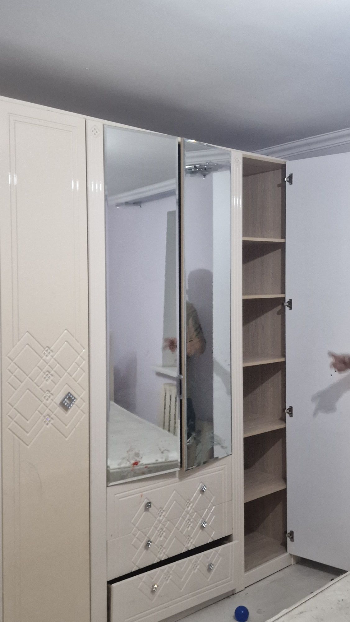 Кровать и шкаф две тумбочки