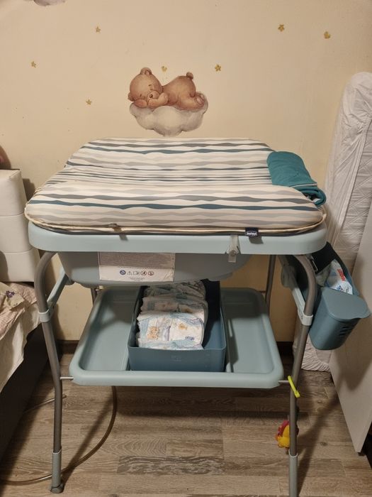 Masă de înfășat și cădiță de baie 2-în-1 Chicco Cuddle & Bubble.