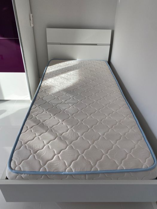 Легло 90/200 с матрак и подматрачна рамка и бюро