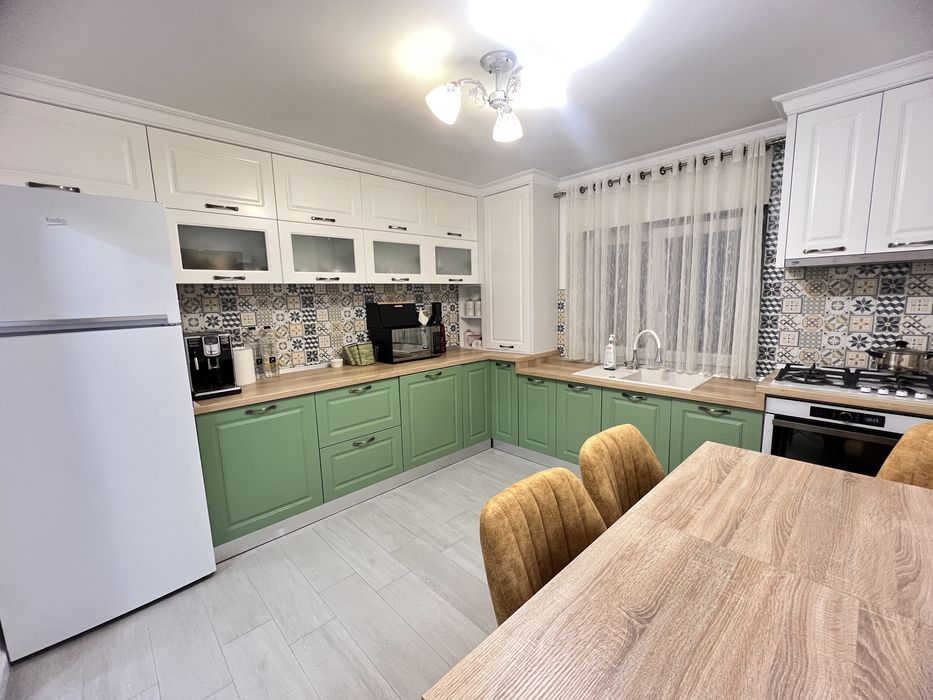 Vand apartament 3 camere la vile