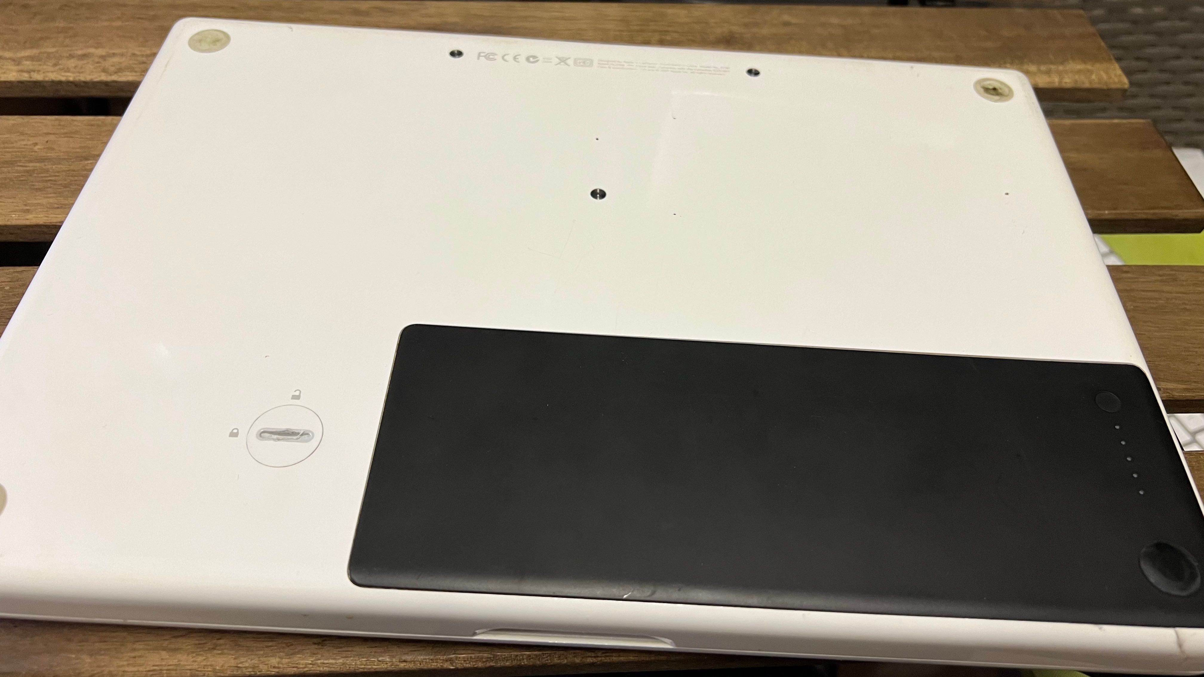 Продавам MacBook A1181 - подарък рутер