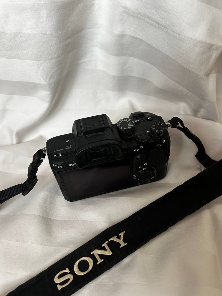 Продает фотоаппарат Sony A7 iii без объектива