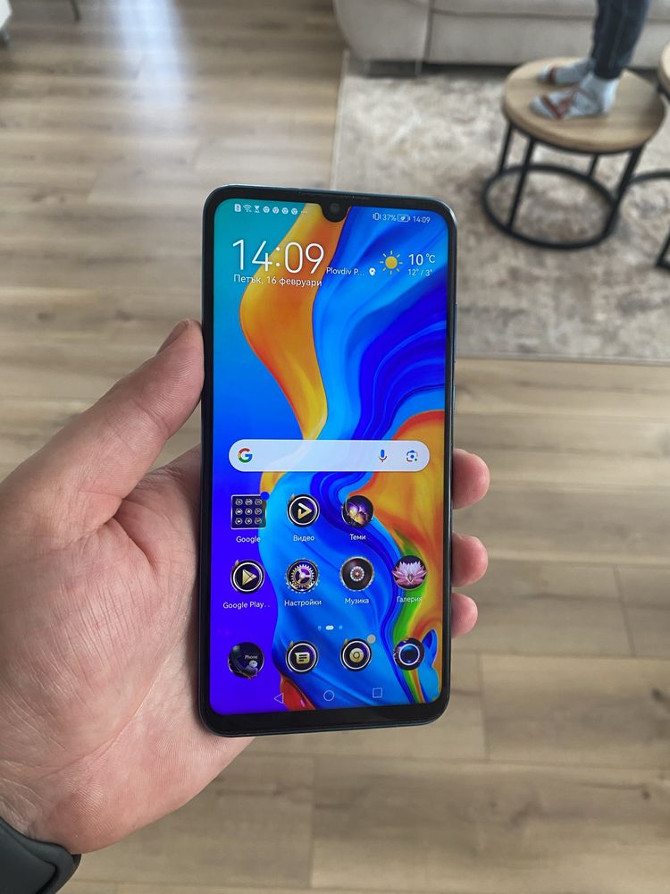 Продавам Huawei p30lite без следи от употреба!