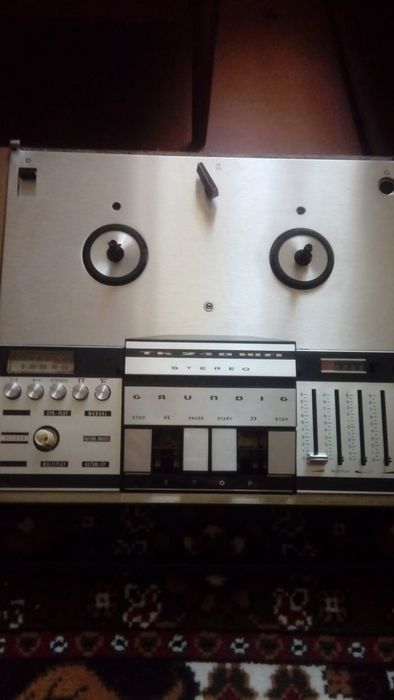 Продаю магнитофон GRUNDIG