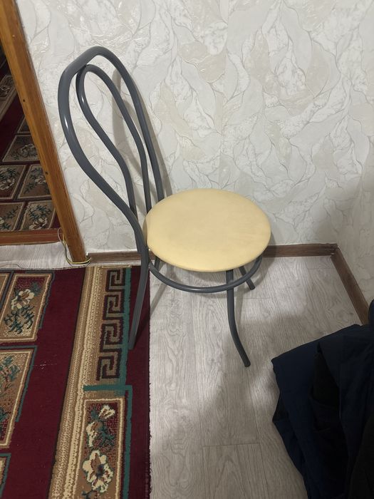 Продам стуля восемь штук