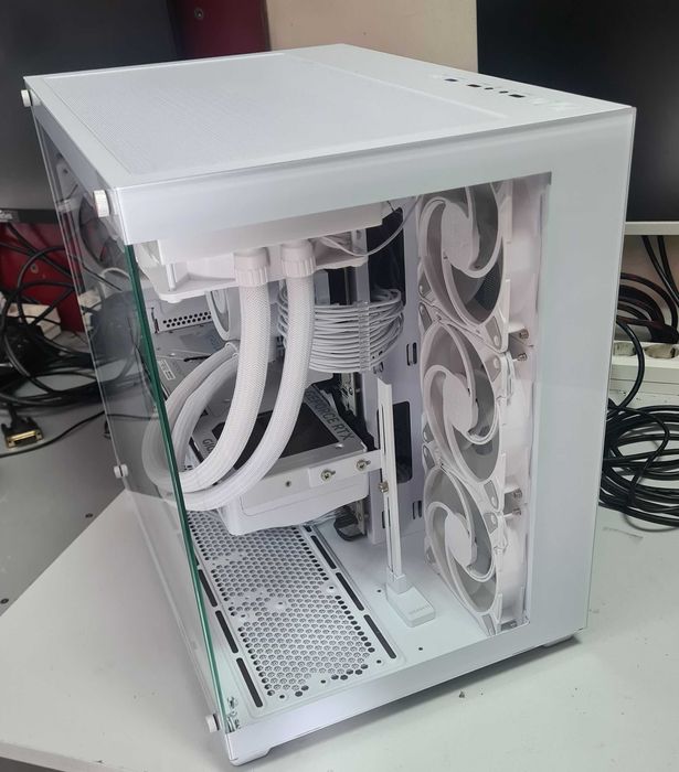 Ryzen 7 9800X3D/32GB GDDR5/2TB SSD NVME/RTX 5070TI-16GB