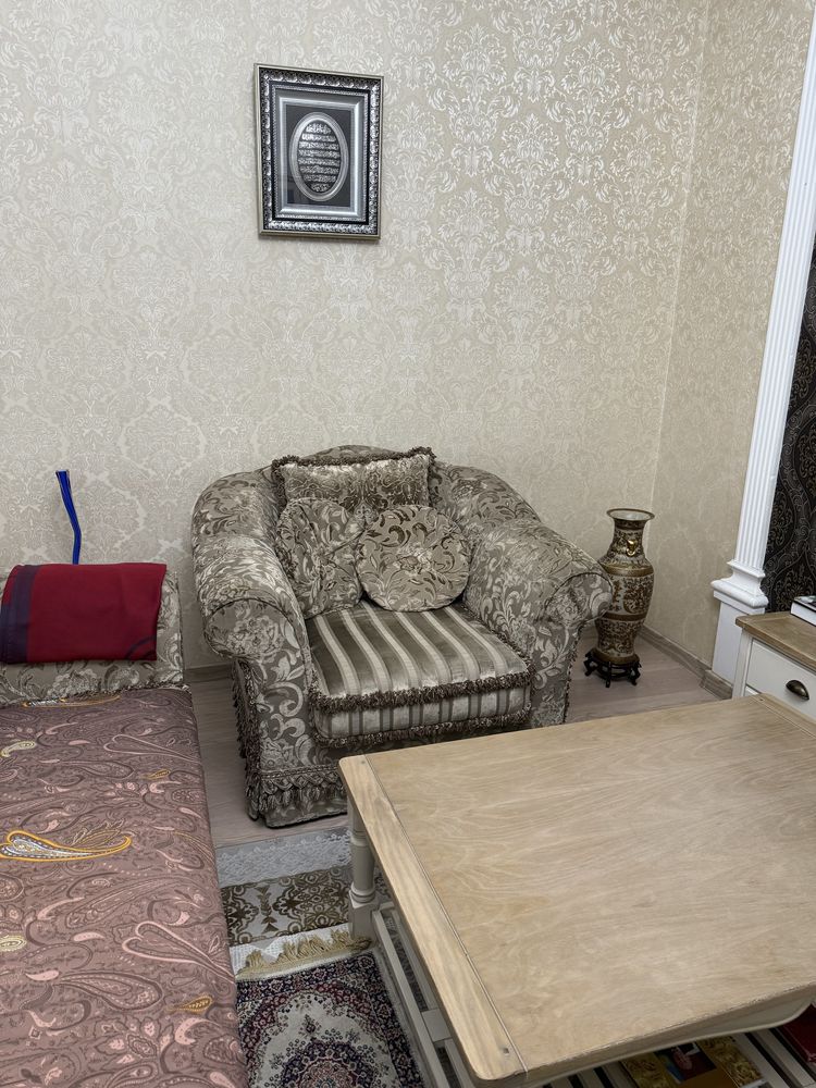 Продам диван с двумя креслами
