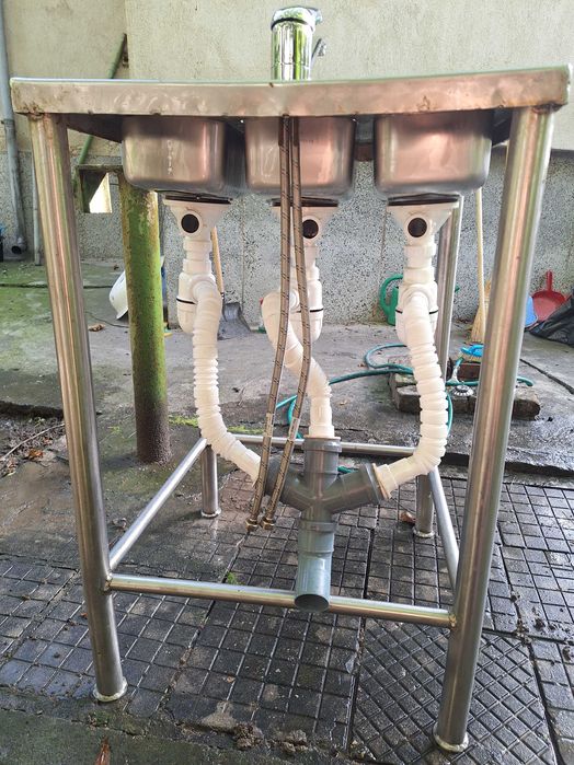 Продава се професионална неръждаема мивка с три корита + смесител