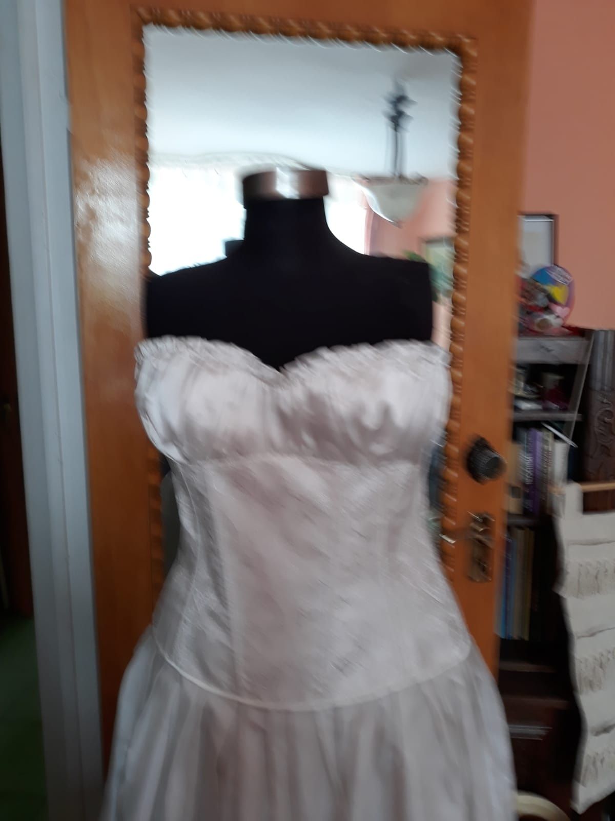 Rochie de mireasa cu corset si crinolina
