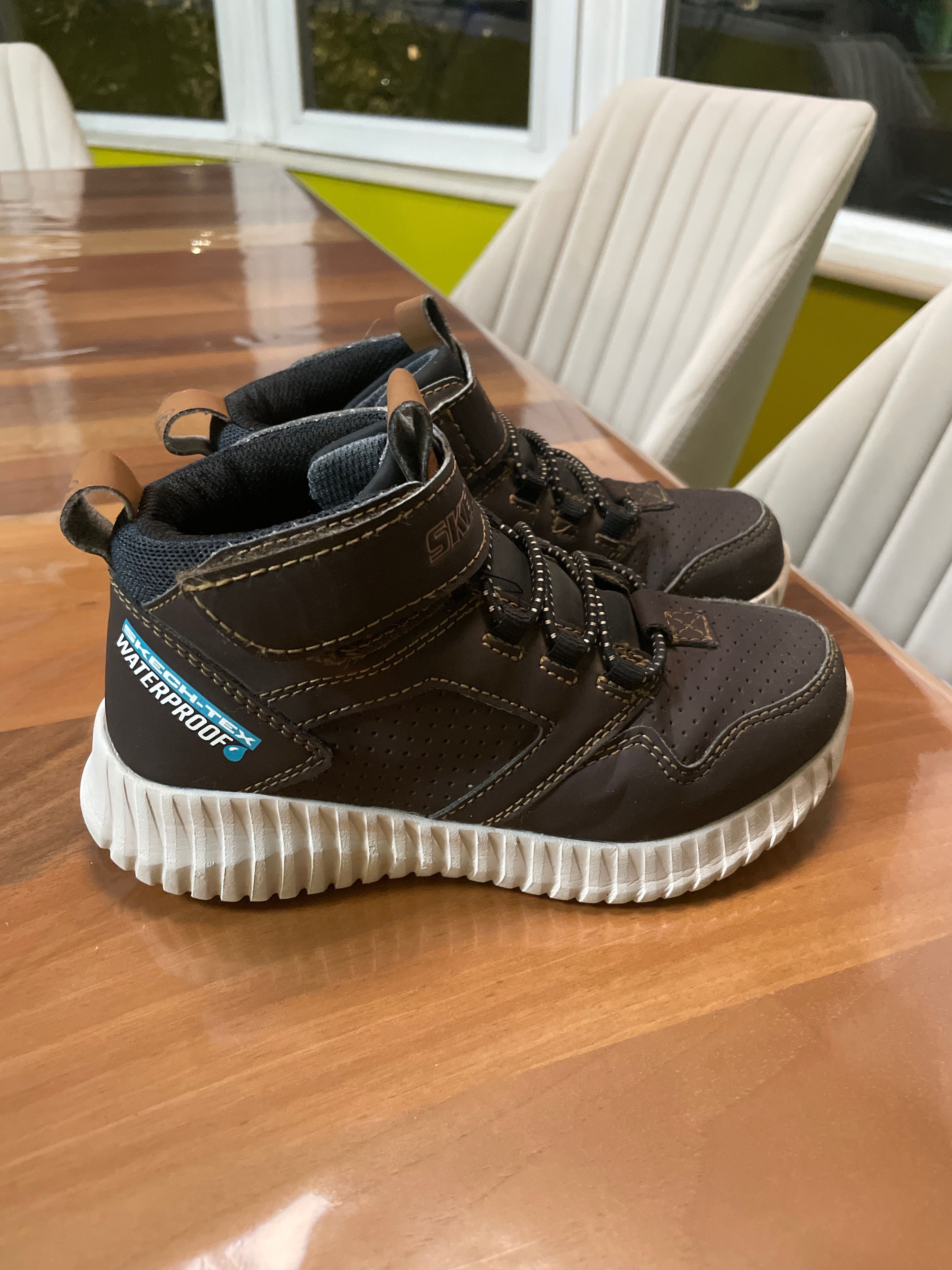 Продавам детски боти Skechers