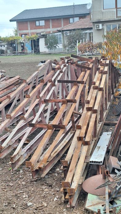 Метални колони и ферми