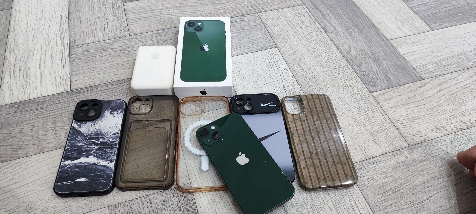 Продам 13 айфон изумрудного цвета
