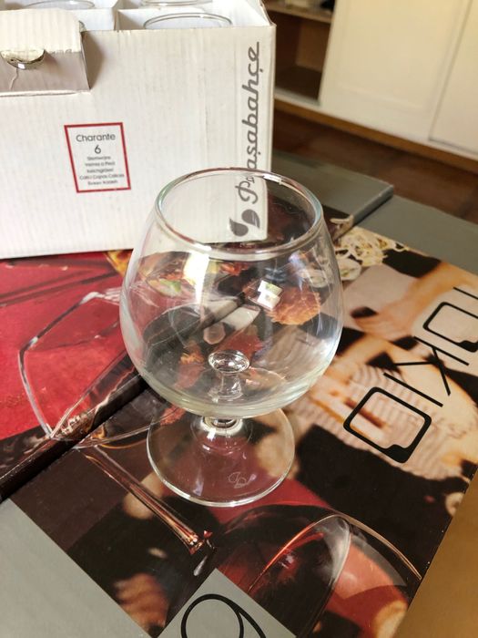 Много наборов посуды