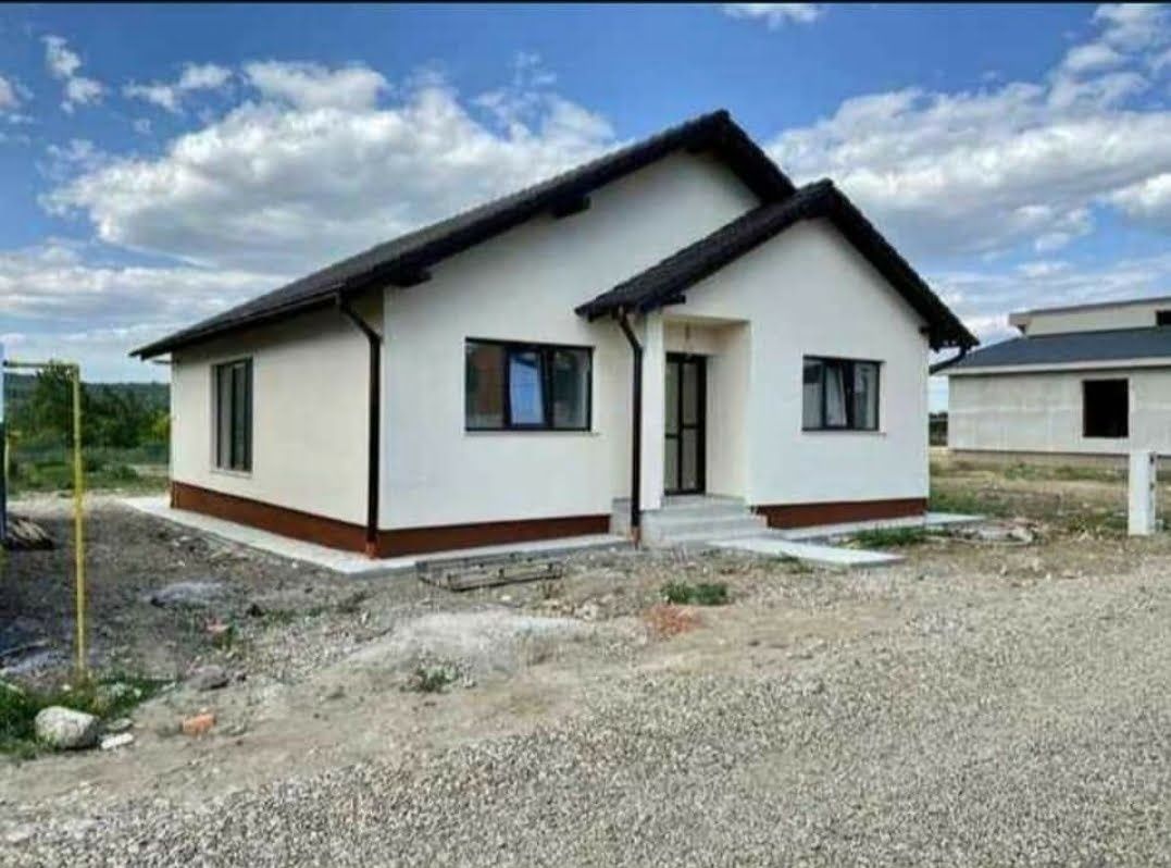 Case modulare pe structură metalică rezistentă și invelite cu panou sa
