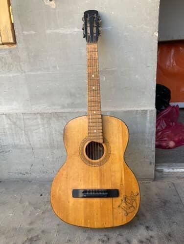 Gitara sotladi 39 tolg