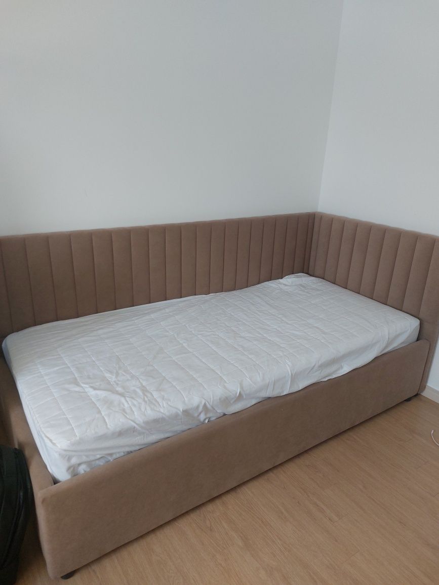 Кровать 90/200 , коричневыи цвет, с матрасом.