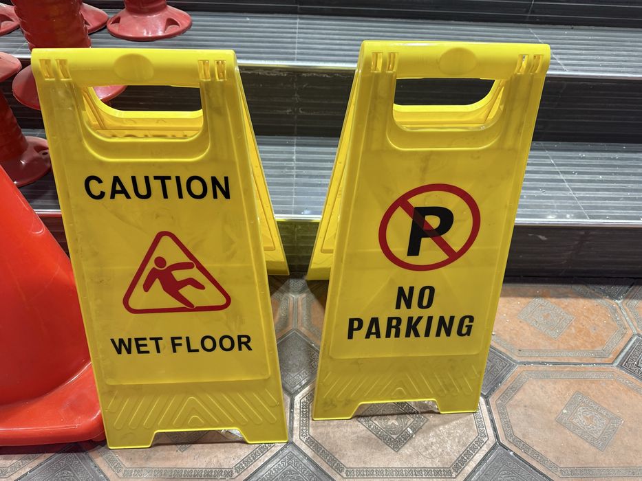 табличка мокрый пол. но паркинг