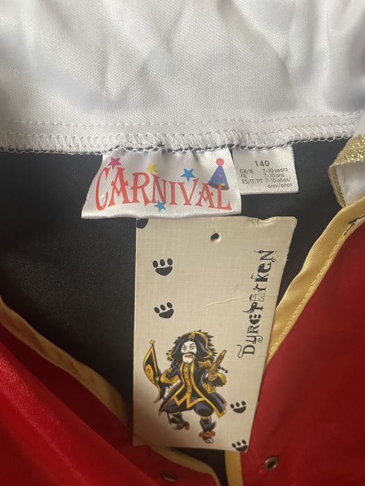 Три карнавални костюма, полицай, пират и дракула