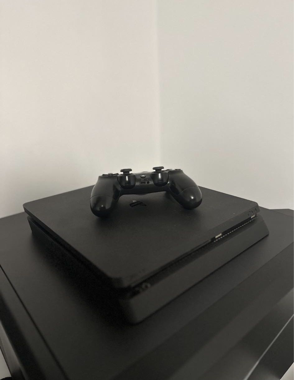 Vând PlayStation 4 slim