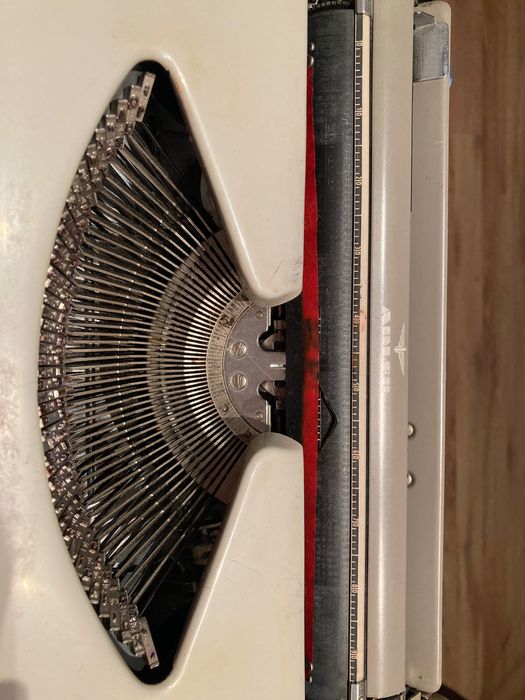 Пишеща машина в сглобяемо функционално пластмасово куфарче “ADLER”