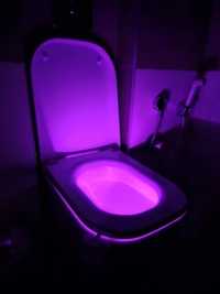 Многоцветно осветление за тоалетна чиния