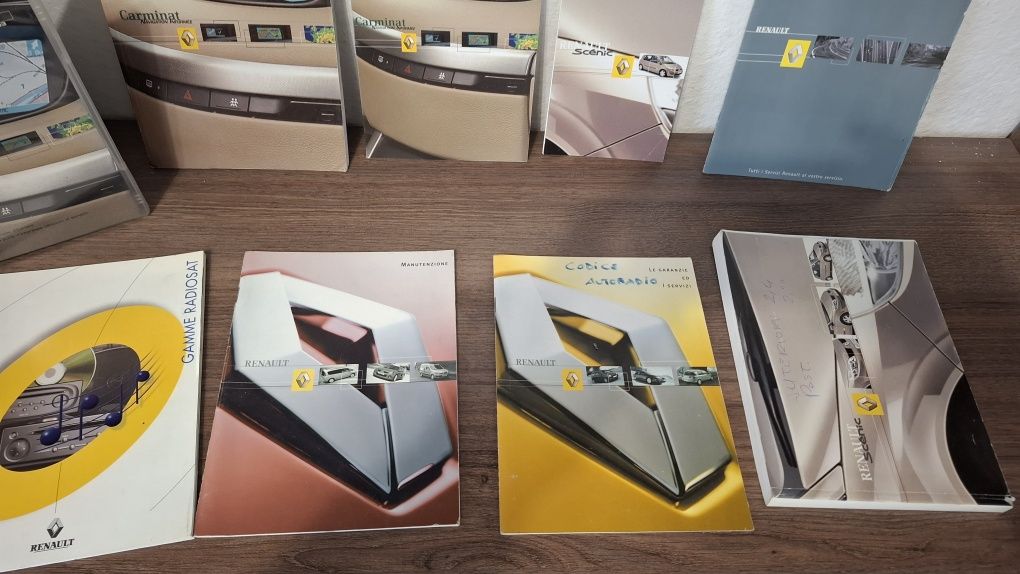 Renault ръководства + сервизна книжка – Carminat, Scenic, Megane и др.
