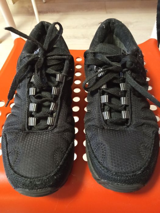 Продам кроссовки черные мальчуковые 38 р