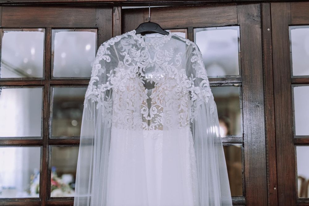 Vând rochie de mireasă cu capă inclusă!