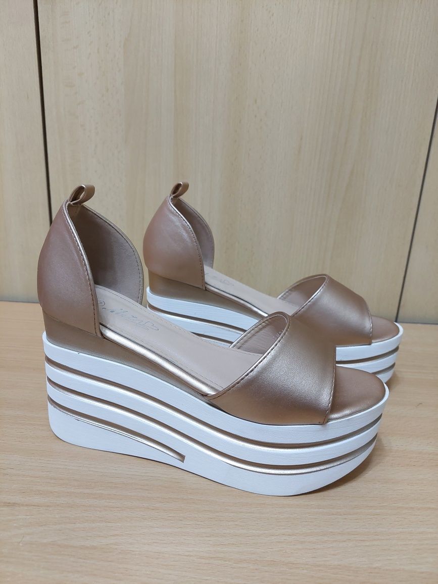 Sandale aurii cu platforma - 37