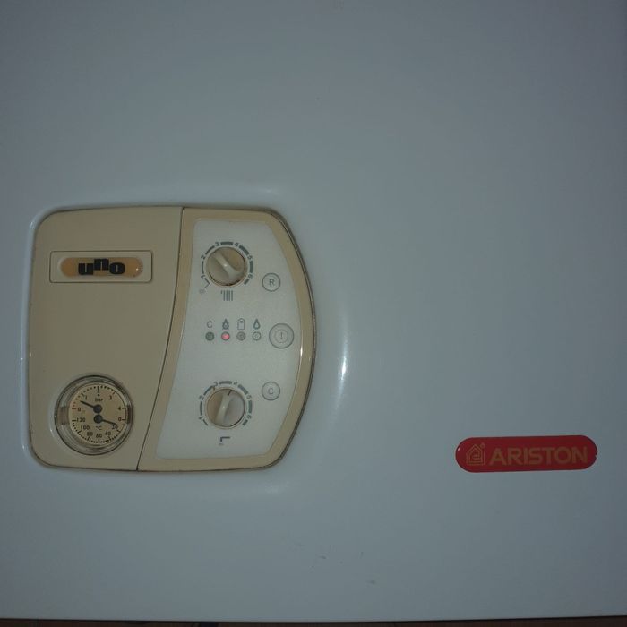 Vând centrală Ariston 24 kw,fără condensare.Se vinde cu probe și garan