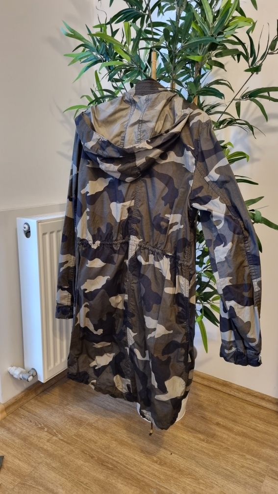 Geaca parka H&M, imprimeu camuflaj, dama, marimea 40