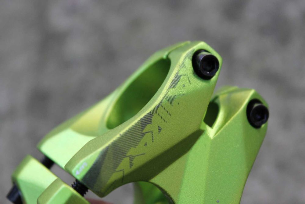 Sixpack Kamikaze 35mm-31.8" - pipa bicicleta - 3 culori