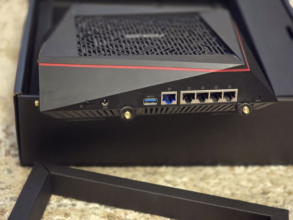 Router Asus Gigabit Tri-Band RT-AC5300
 
- Router Wi-Fi 802.11ac