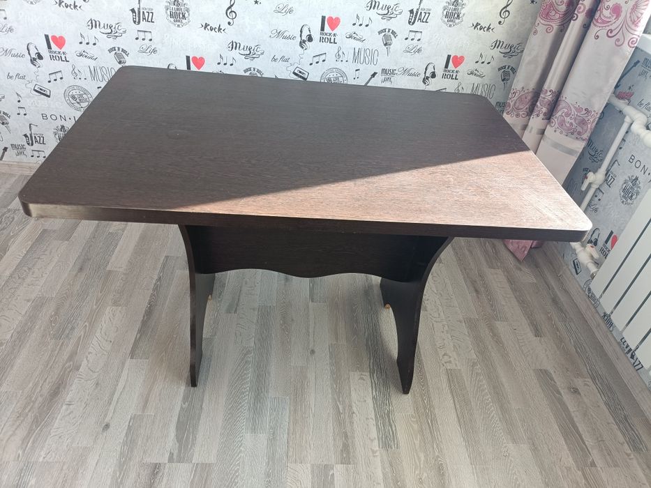 Продаётся кухонный стол