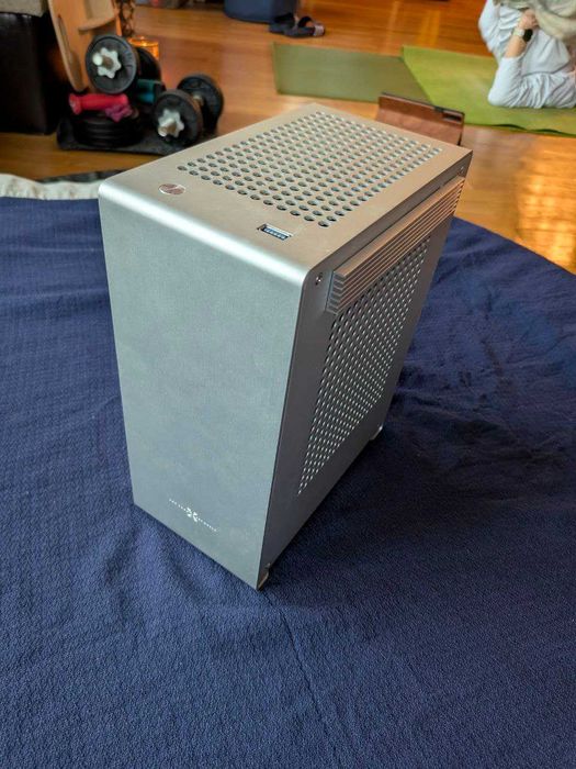 Ултракомпактна компютърна кутия SFF 5л, като Apple. Mini ITX Flex 1U
