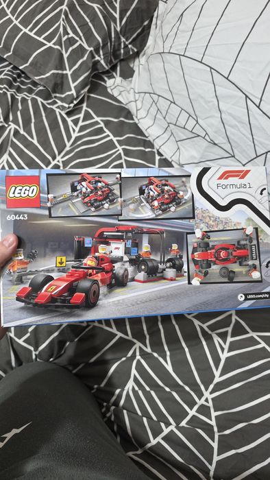 LEGO City - Boxa si mecanici F1® cu masina Ferrari 60443,