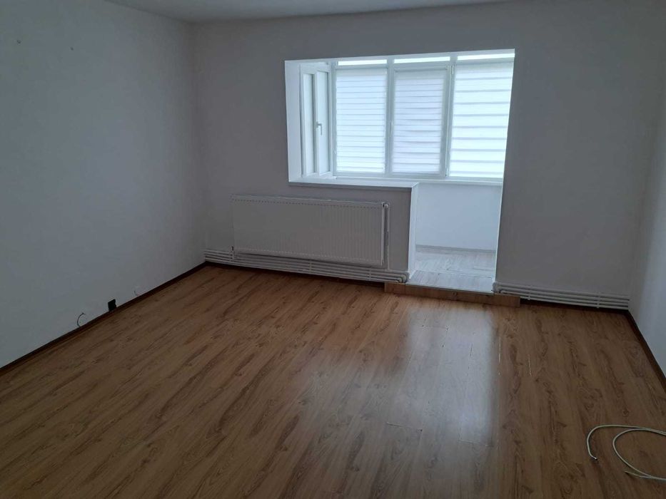 Inchiriez apartament 2 camere in Craiovita Noua.