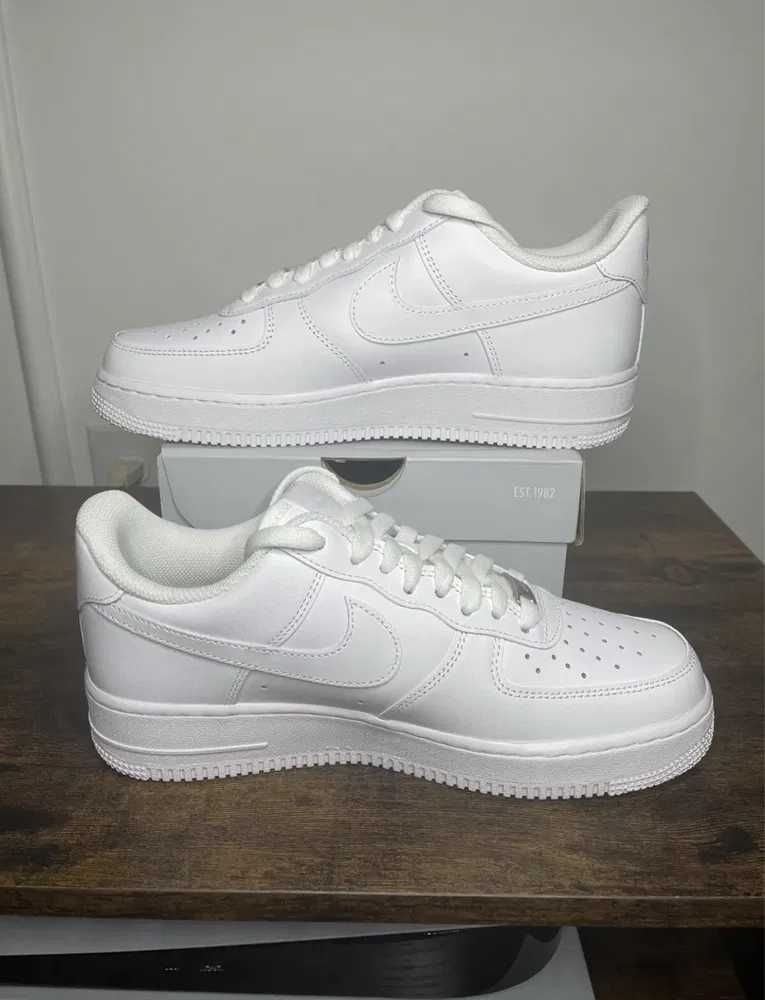 Nike Air Force 1 triple white