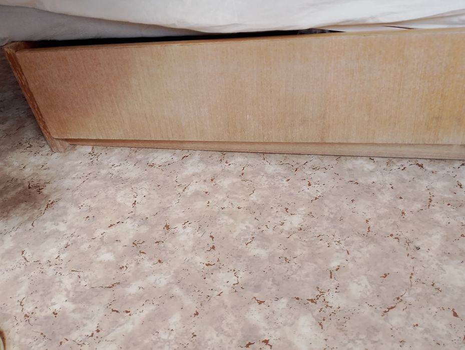 Спалня с матрак в добро състояние