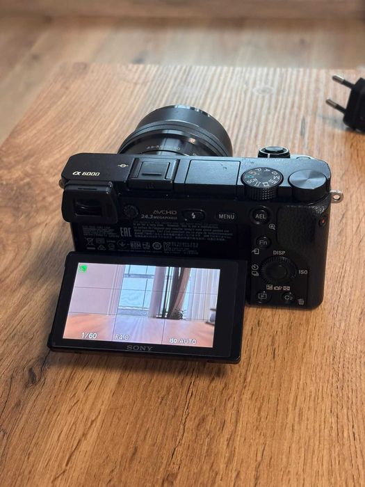 Sony A6000 с обектив 16–50mm + комплект аксесоари