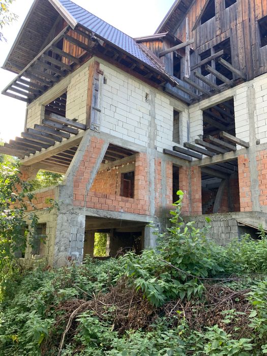 Pensiune la "rosu" in comuna Agapia, sat Varatec, judetul Neamt